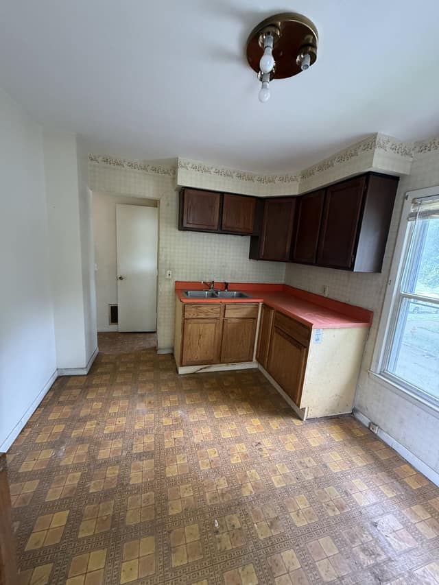 1975 E North St, Decatur, IL: owner financed home, photo 2