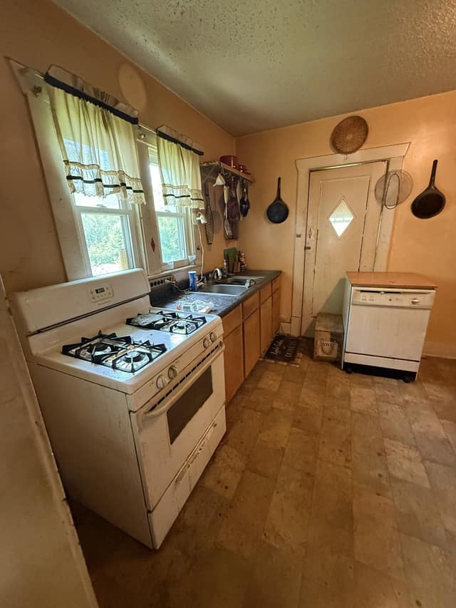 2081 N College St, Decatur, IL: owner financed home, photo 9