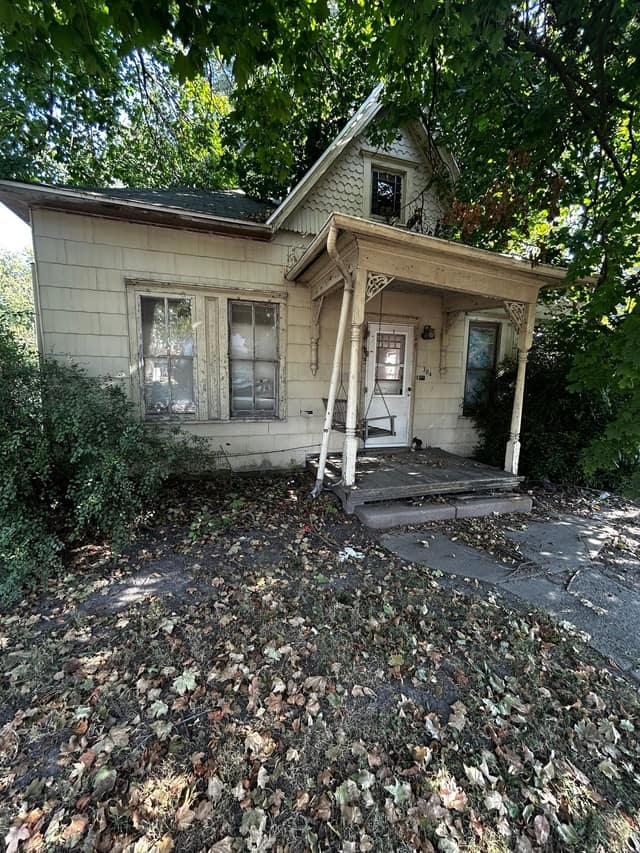 304 N Spruce St, Nokomis, IL: owner financed home, photo 1