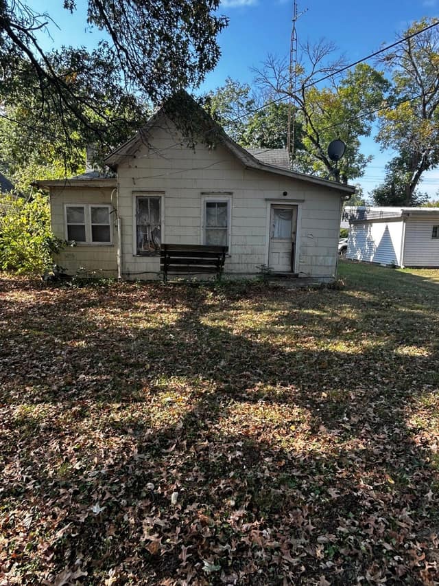 304 N Spruce St, Nokomis, IL: owner financed home, photo 2