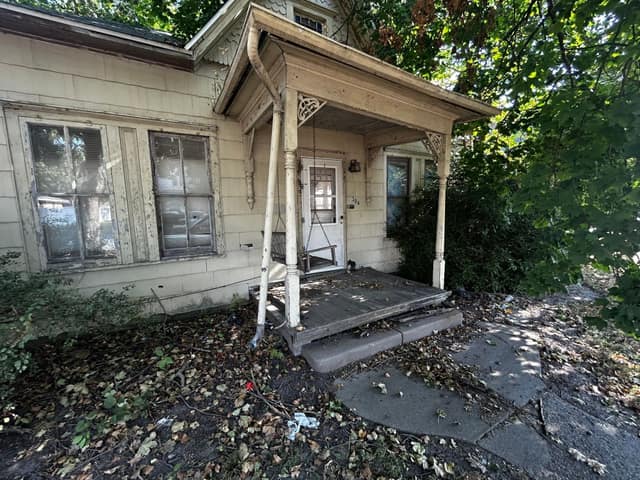 304 N Spruce St, Nokomis, IL: owner financed home, photo 3