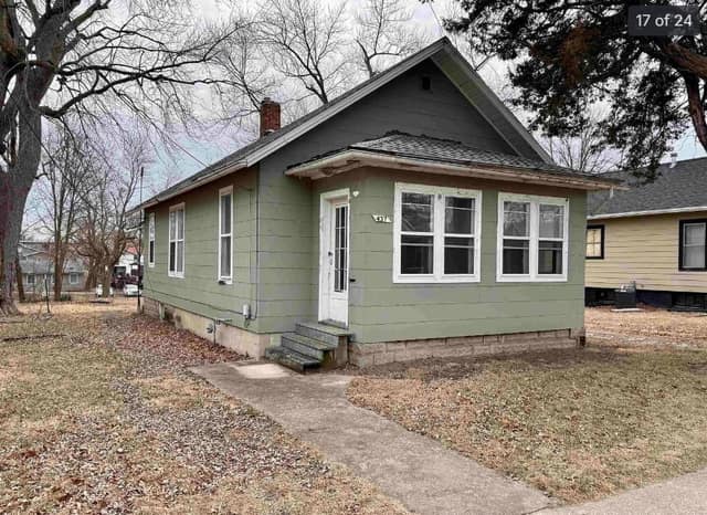 437 W Pierce St, Macomb, IL: owner financed home, photo 1