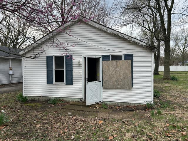 2827 E Hickory St, Decatur, IL: owner financed home, photo 1