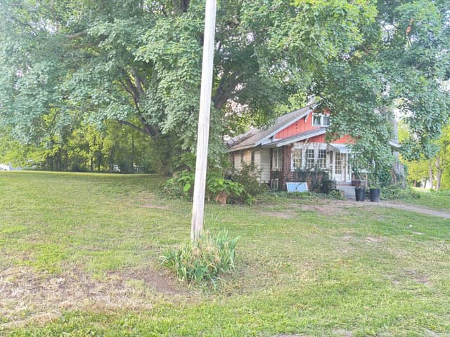 108 E Shipping St, Edwardsport, IN: owner financed home, photo 4