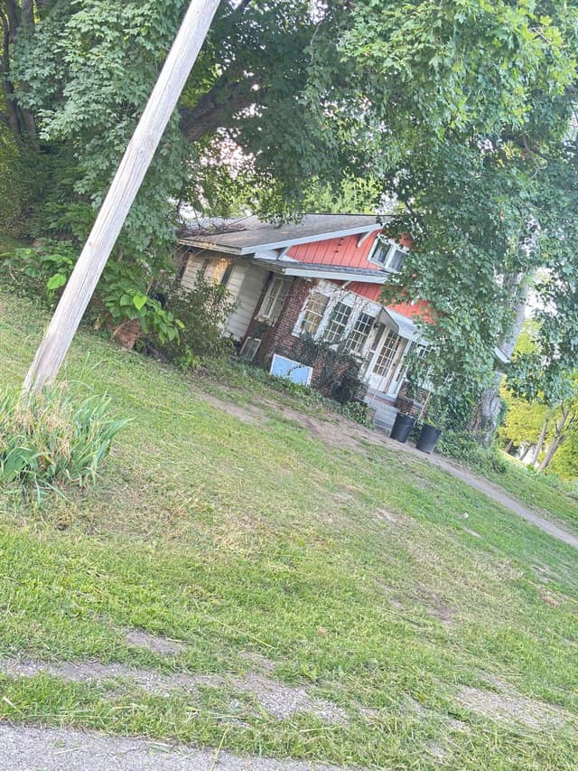 108 E Shipping St, Edwardsport, IN: owner financed home, photo 1