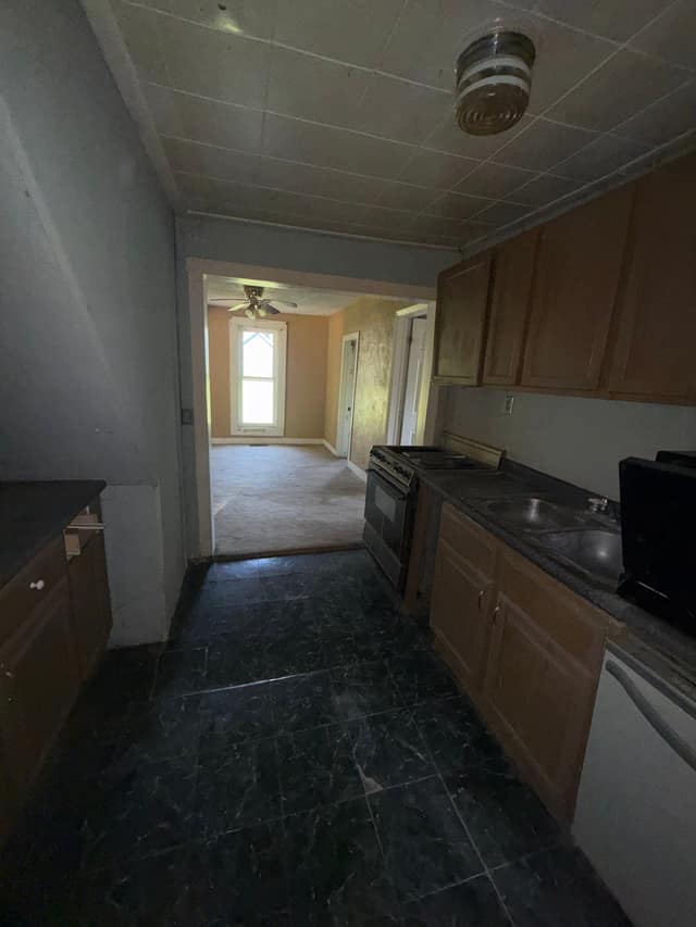 221 E Cherry St, Moweaqua, IL: owner financed home, photo 4